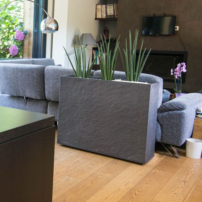 EDA – Jardinière rectangulaire Volcania effet pierre 78,5 x 29,5 x 60 cm – 46 L – Polypropylène anti-UV – Réserve d'eau intégrée – Gris anthracite Pot - Image 2