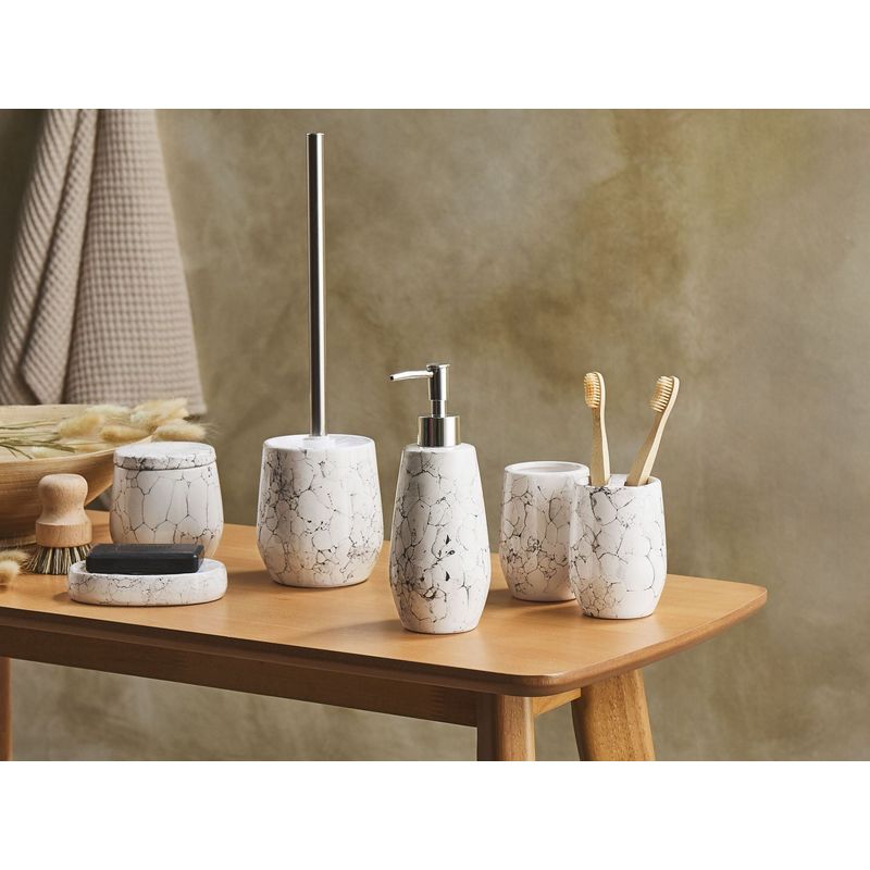 Beliani – Ensemble d'accessoires de salle de bain 6 pièces en céramique effet marbre blanc – Distributeur, porte-savon, brosse à dents, brosse - Image 2