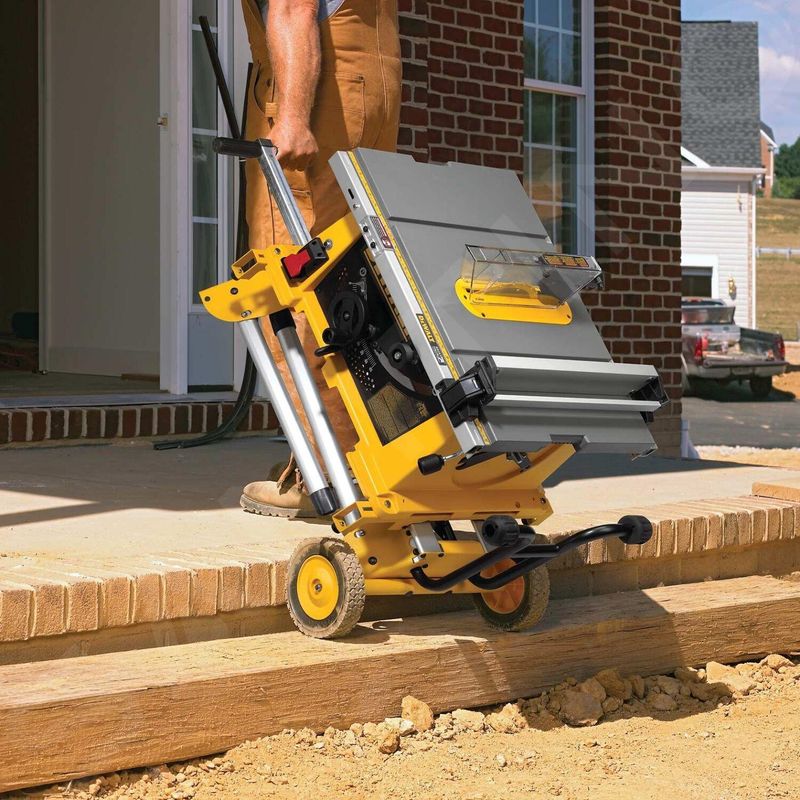 Dewalt – Piètement roulant pour scies à table – Aluminium léger – Charge max 68 kg – Dimensions plié 84,6 x 49,8 x 21,8 cm - Image 3