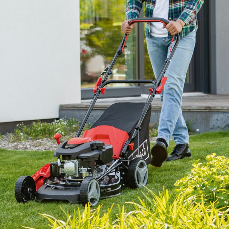Scheppach Tondeuse à gazon à essence MP150-46 – Moteur à essence 4 temps 3,5 CV – Largeur de coupe 46 cm – 8 hauteurs de coupe – Bac de 55 l - Image 2