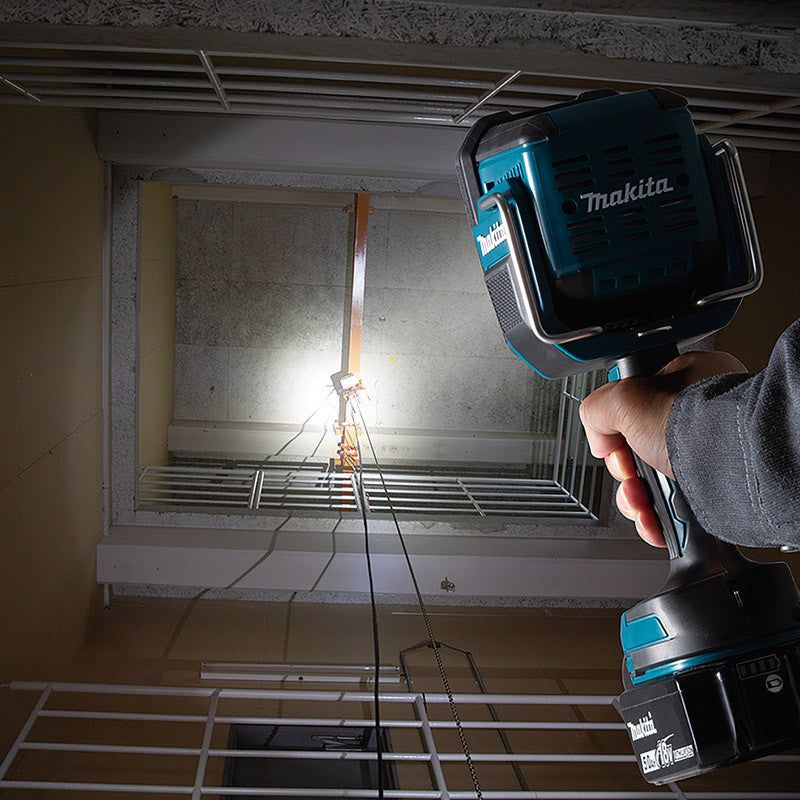Makita – Lampe torche LED 1250 Lumen 18V – Faisceau réglable jusqu'à 640m – Autonomie 6-10h – Pour chantiers extérieurs et arpentage - Image 2